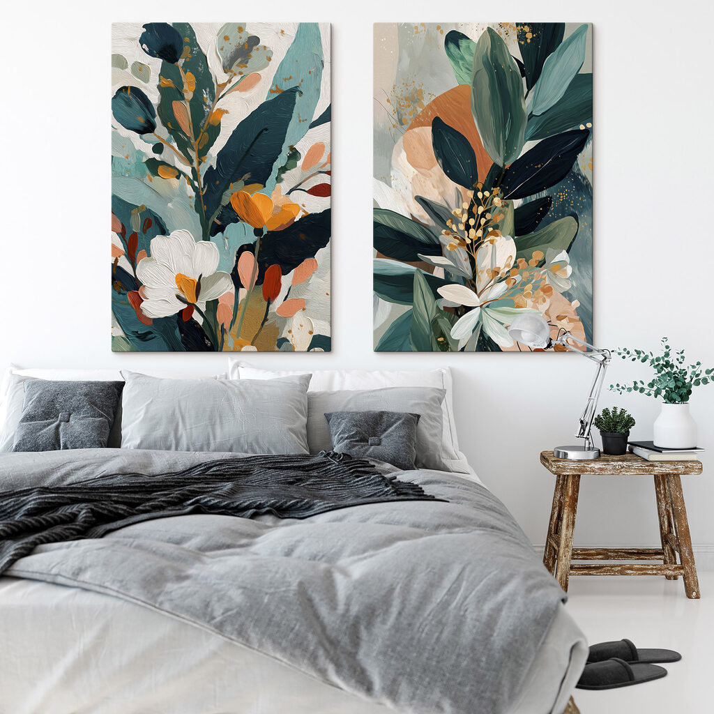 Blüten im dunkelgrünen Laub in einem Interieur