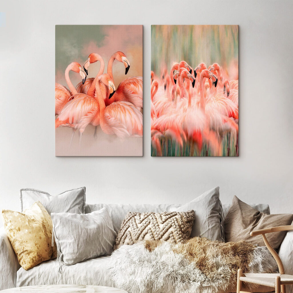 Flamingos dicht beisammen in einem Interieur
