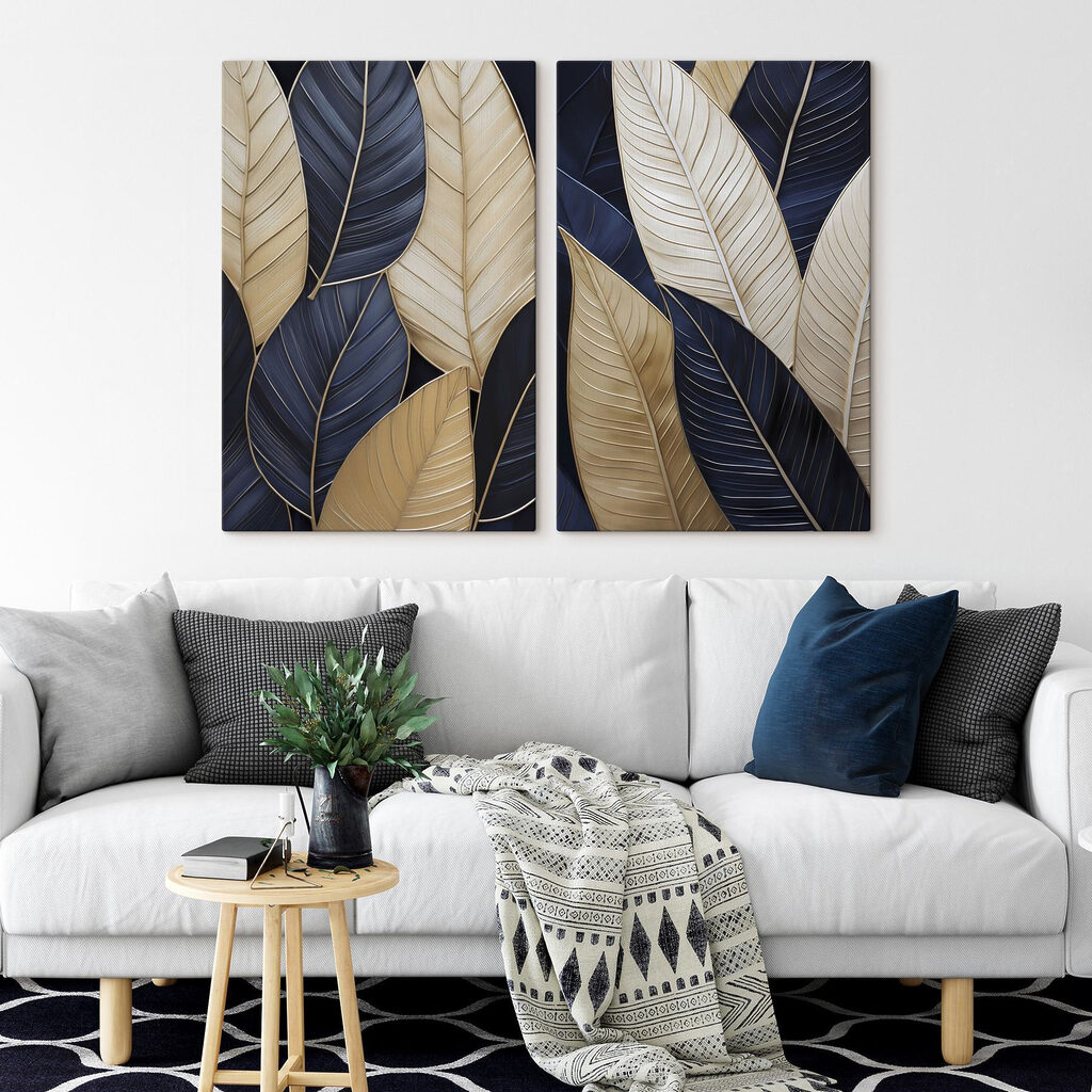 Nachtblaue Blätter mit Gold in einem Interieur