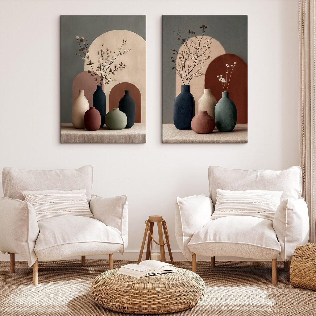 Vasen mit feinen Zweigen in einem Interieur
