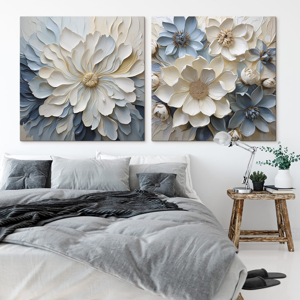 Weiße Blüten zwischen Blau in einem Interieur