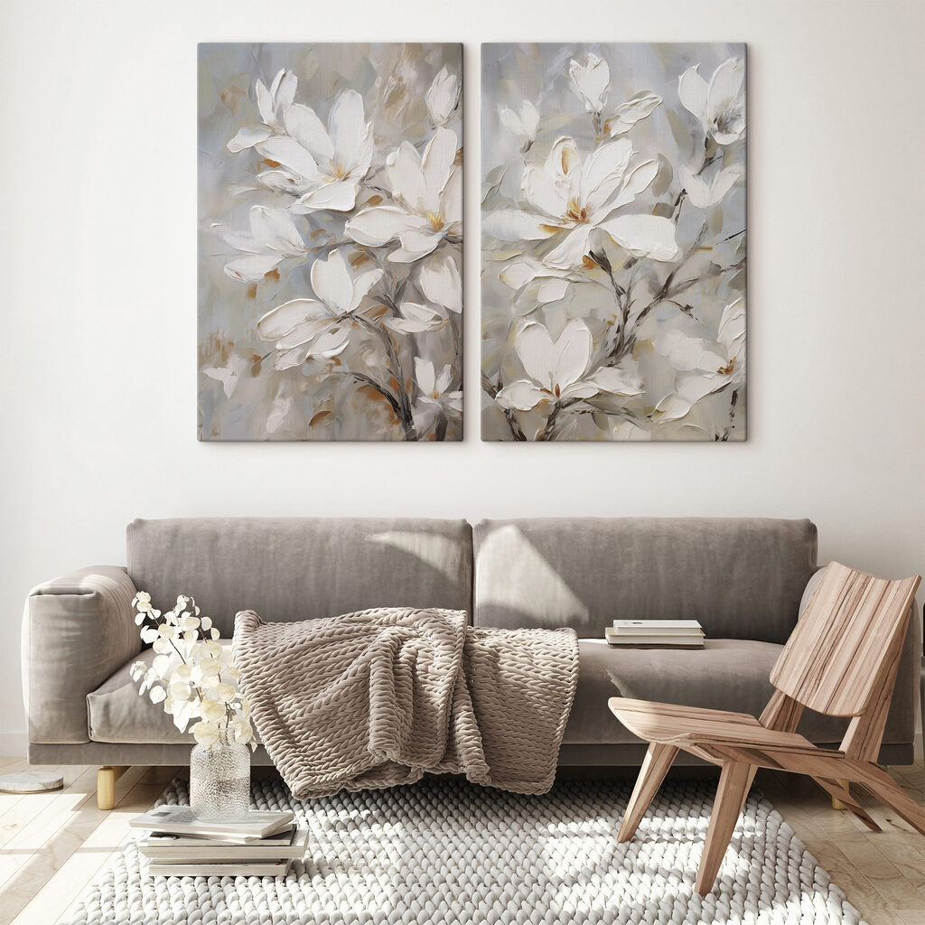 Weiße Zweige in Blüte in einem Interieur