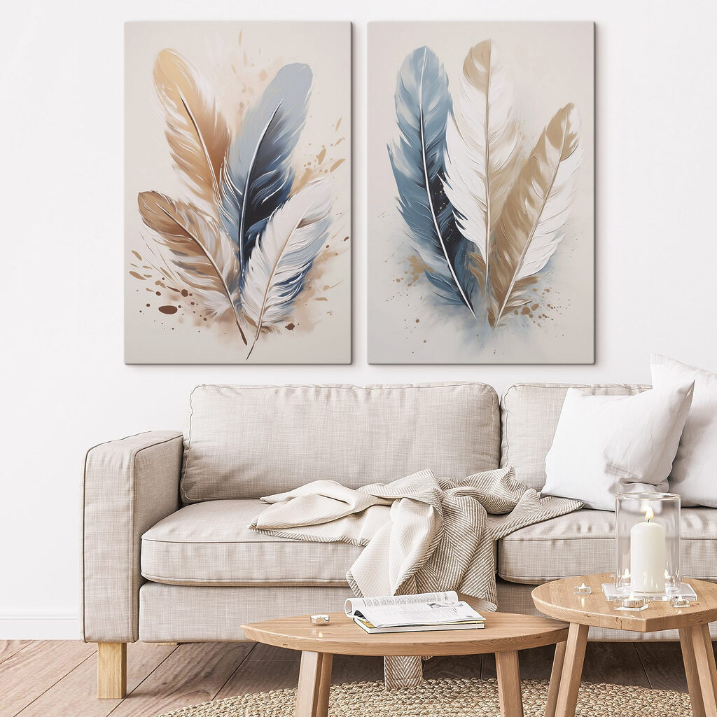 Federn in blauem Aquarell in einem Interieur