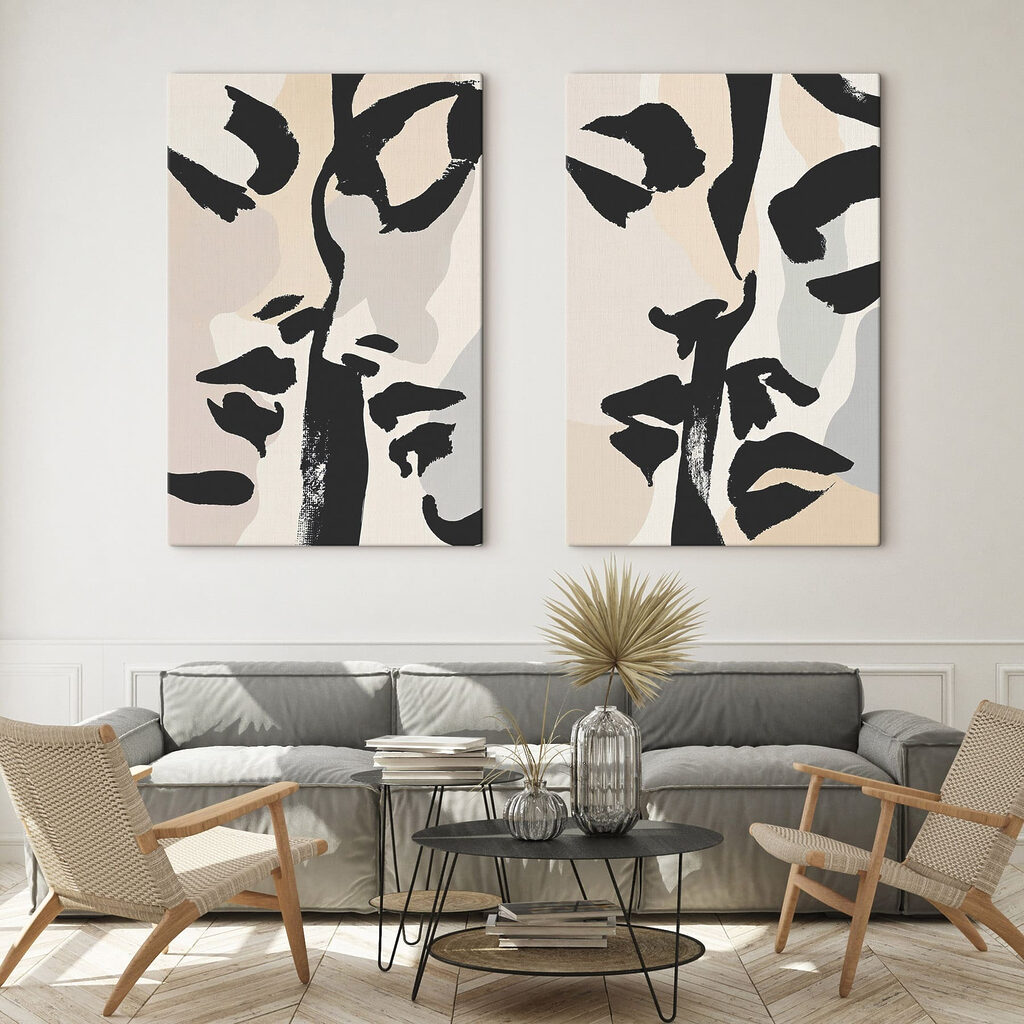 Gesichter aus Pinselstrichen in einem Interieur