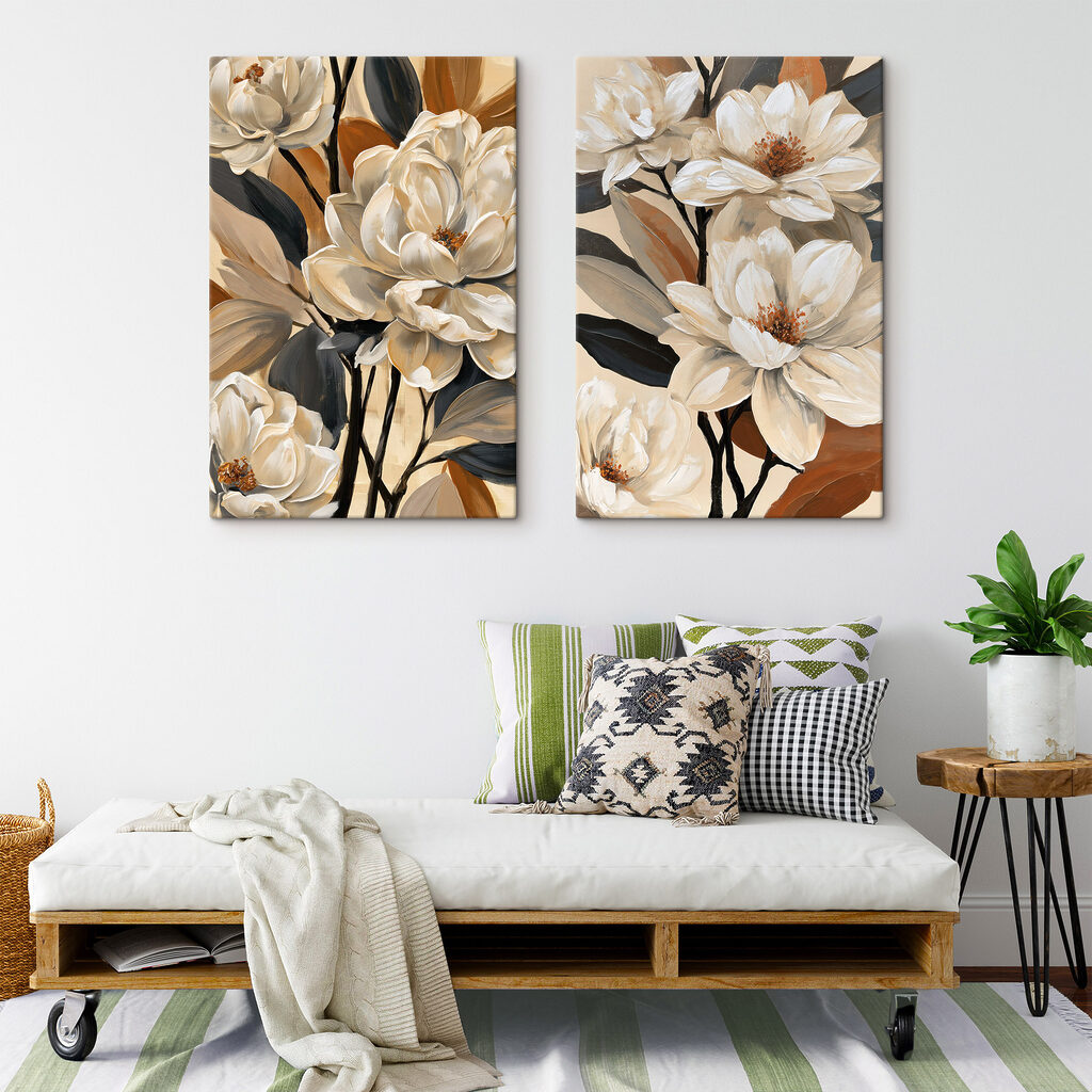 Weiße Blüten im Schatten in einem Interieur