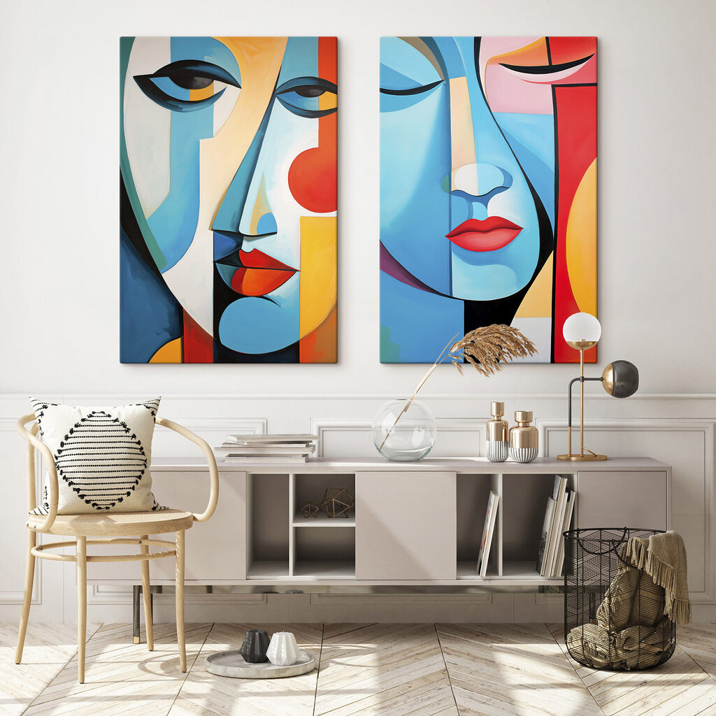 Gesichter in leuchtendem Blau in einem Interieur