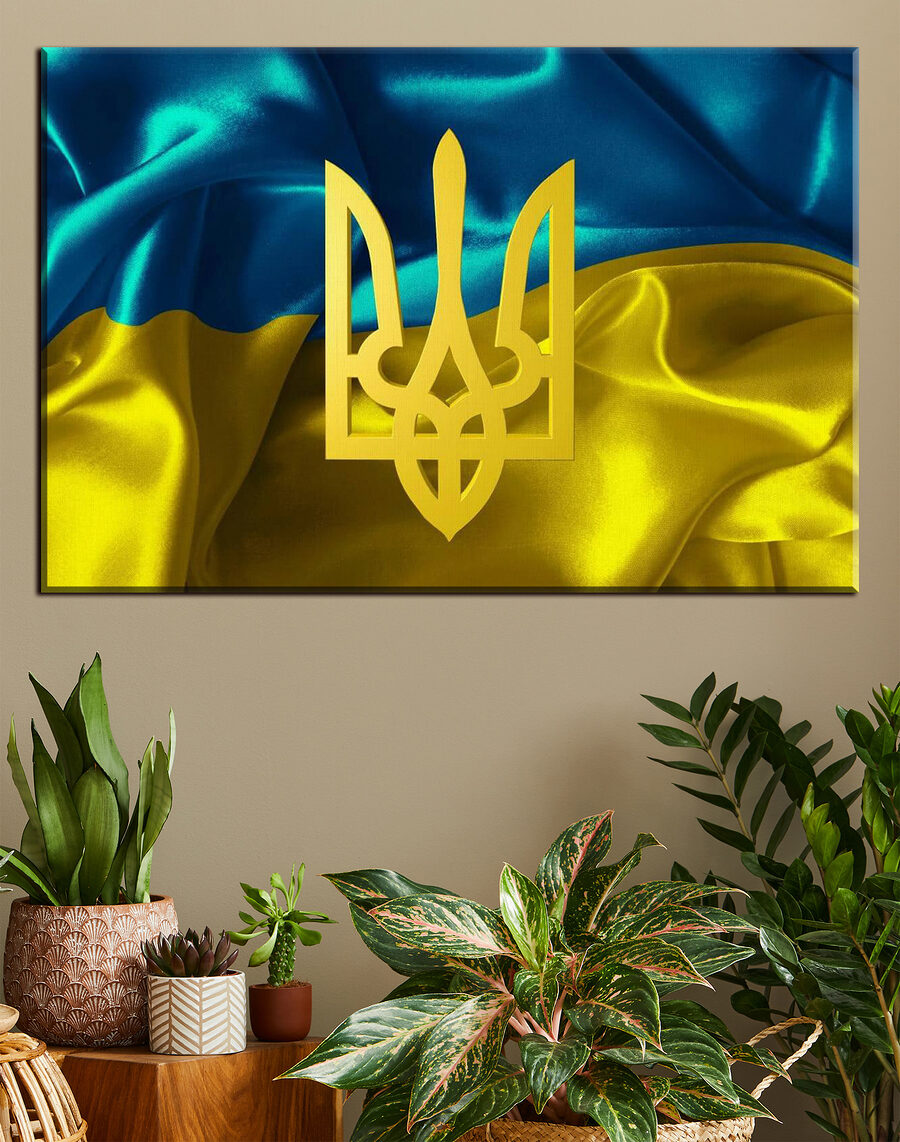Ukrainische Flagge mit Dreizack in einem Interieur