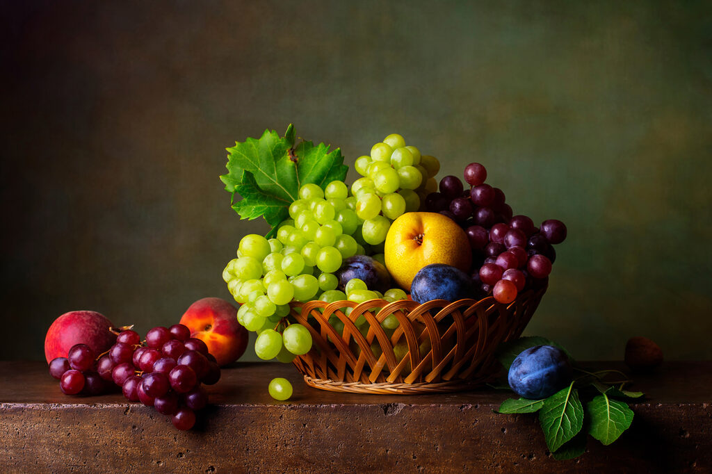 Obstkorb auf dem Tisch — ganzes Design
