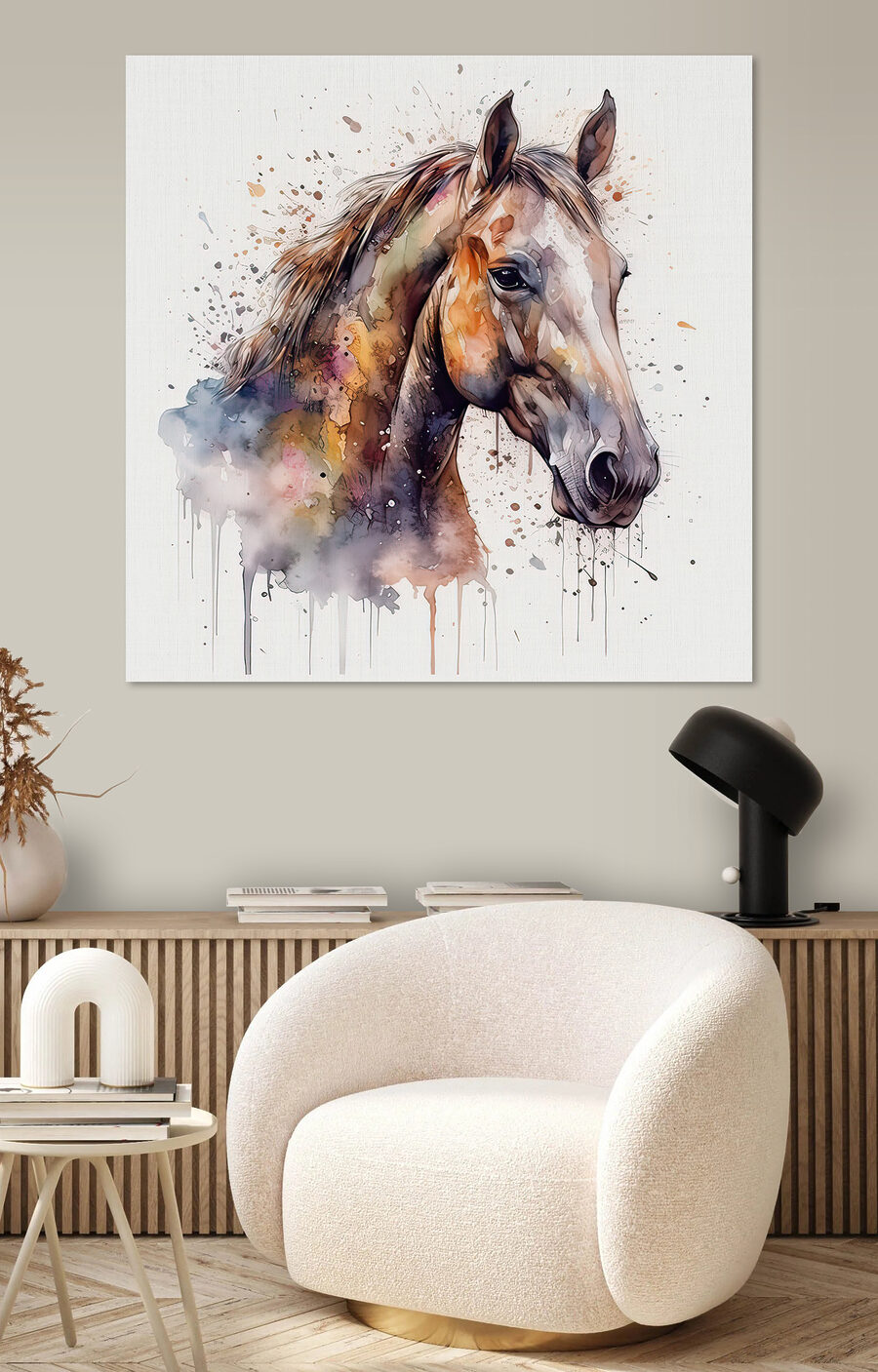 Pferd in Herbsttönen in einem Interieur