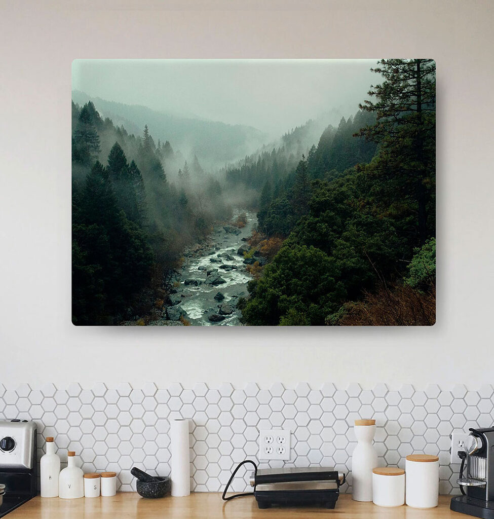 Fluss zwischen bewaldeten Hängen in einem Interieur