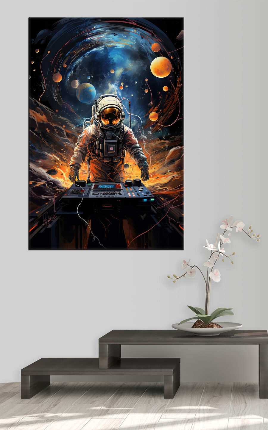Ein DJ zwischen Planeten in einem Interieur