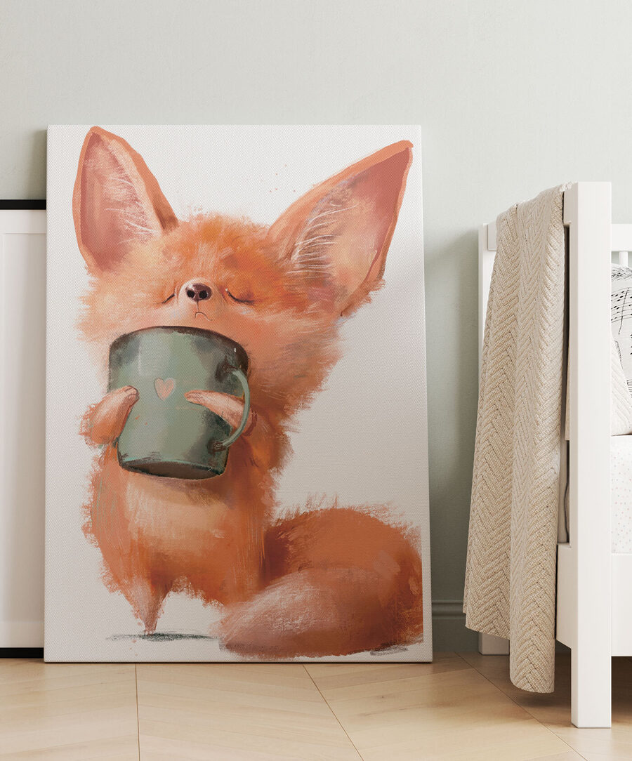 Füchschen mit Tasse in einem Interieur