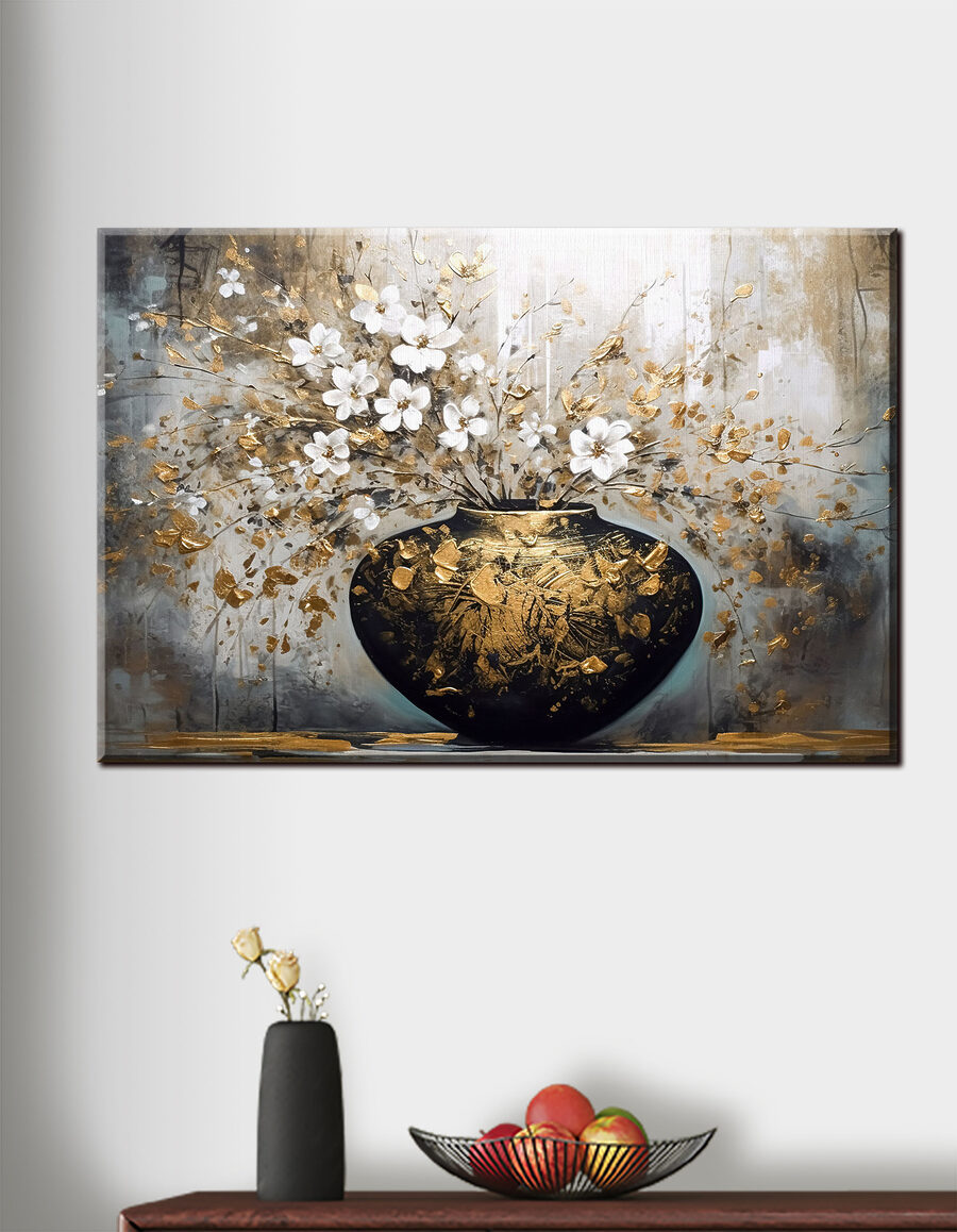 Vase mit Blüten in einem Interieur