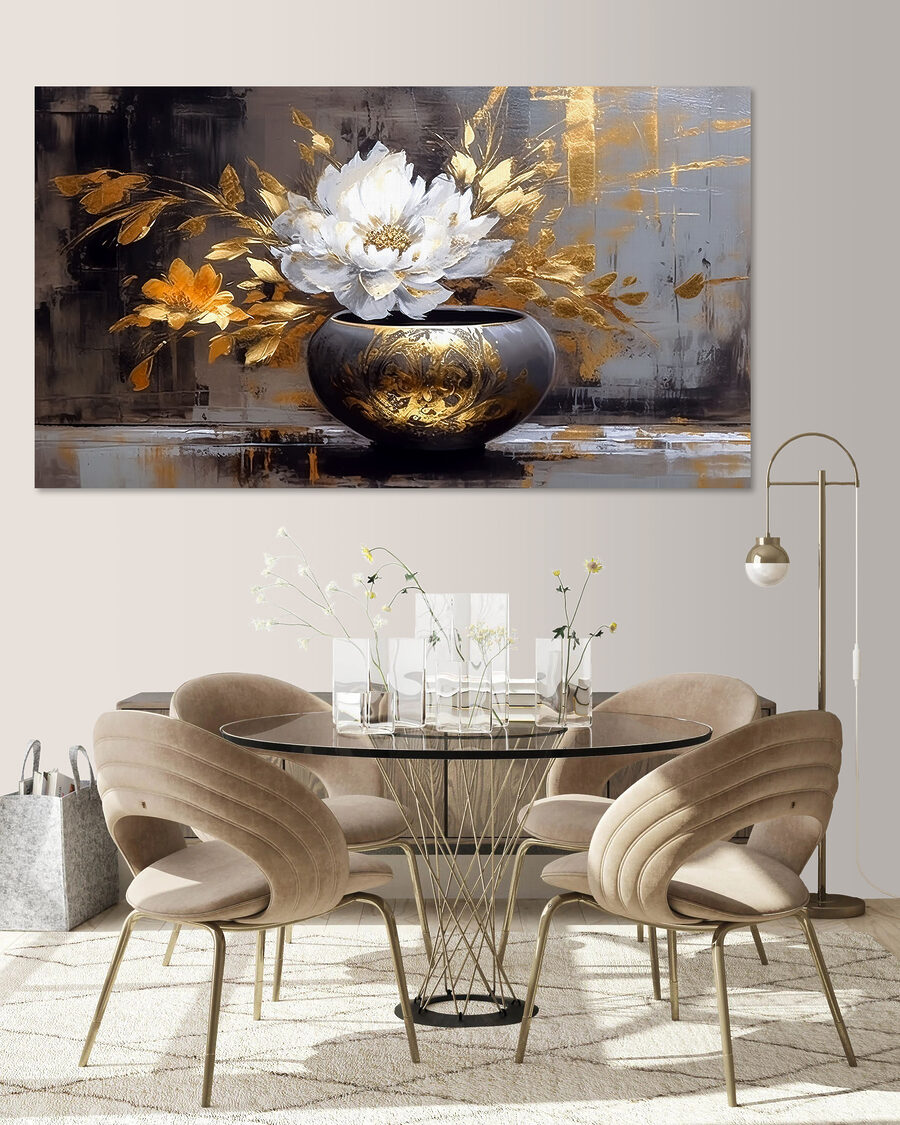 Weiße Blüte, goldene Vase in einem Interieur