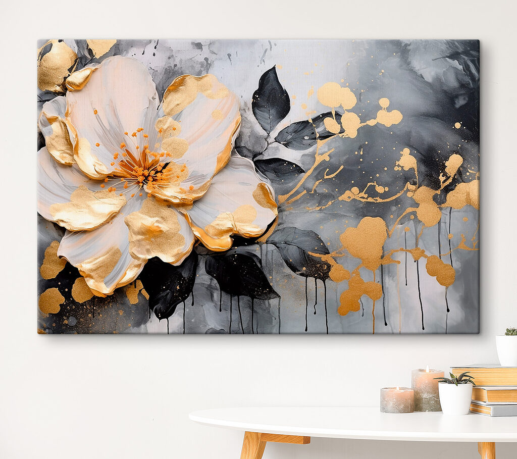 Blüte zwischen goldenen Spritzern in einem Interieur