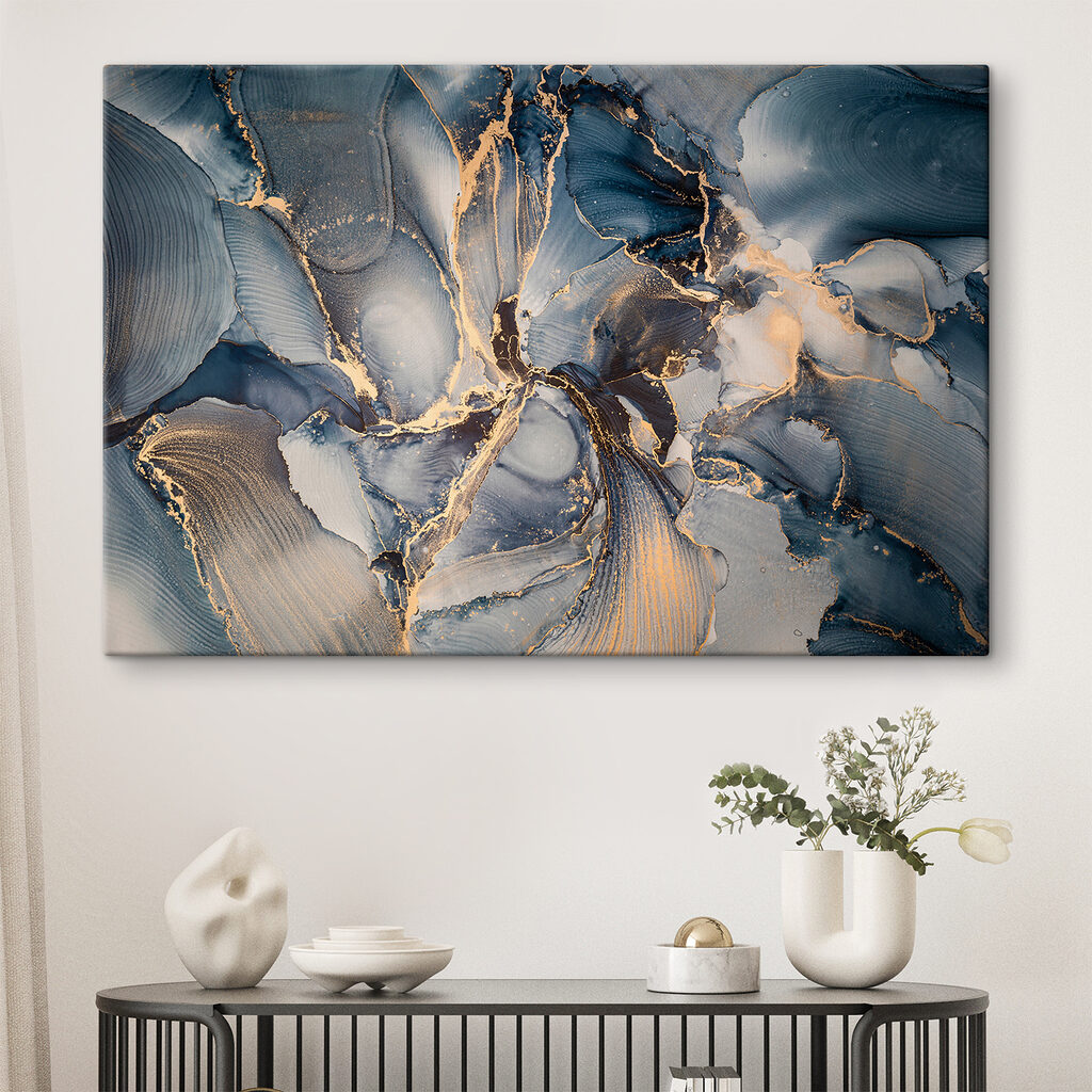 Goldene Risse in Blaugrau in einem Interieur