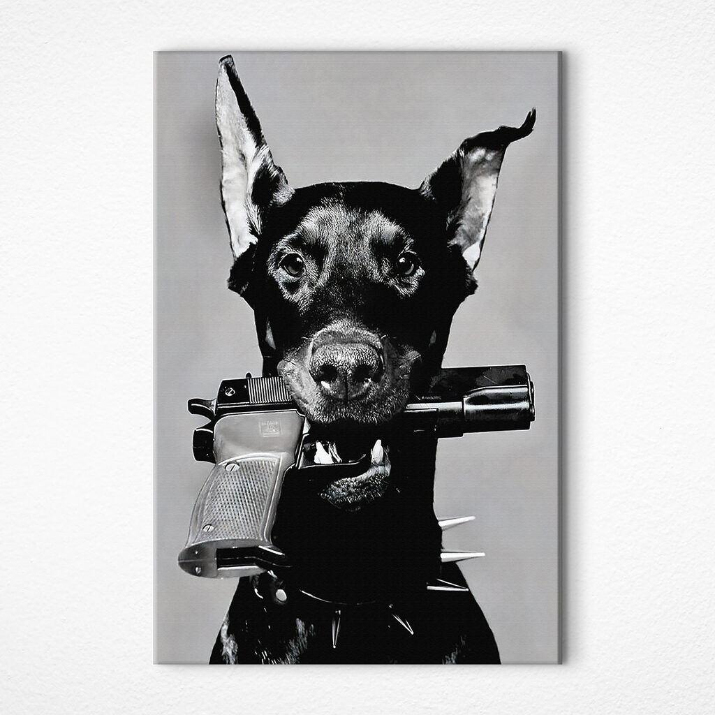 Hund mit Pistole in einem Interieur
