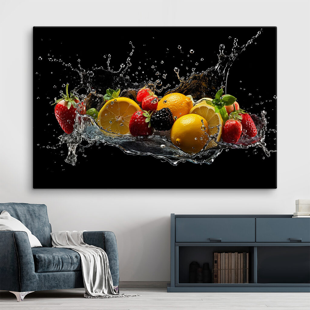 Früchte im Spritzwasser in einem Interieur