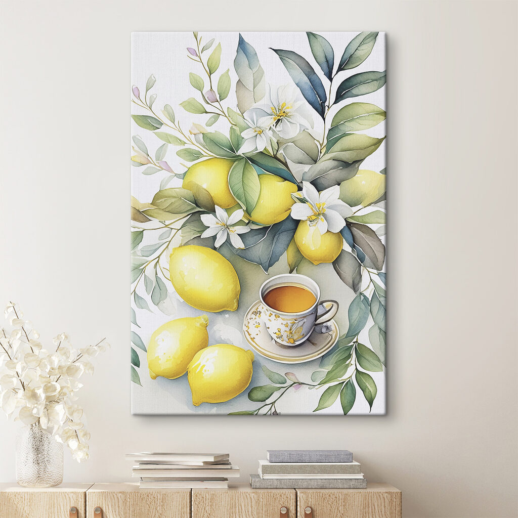 Zitronentee zwischen weißen Blüten in einem Interieur