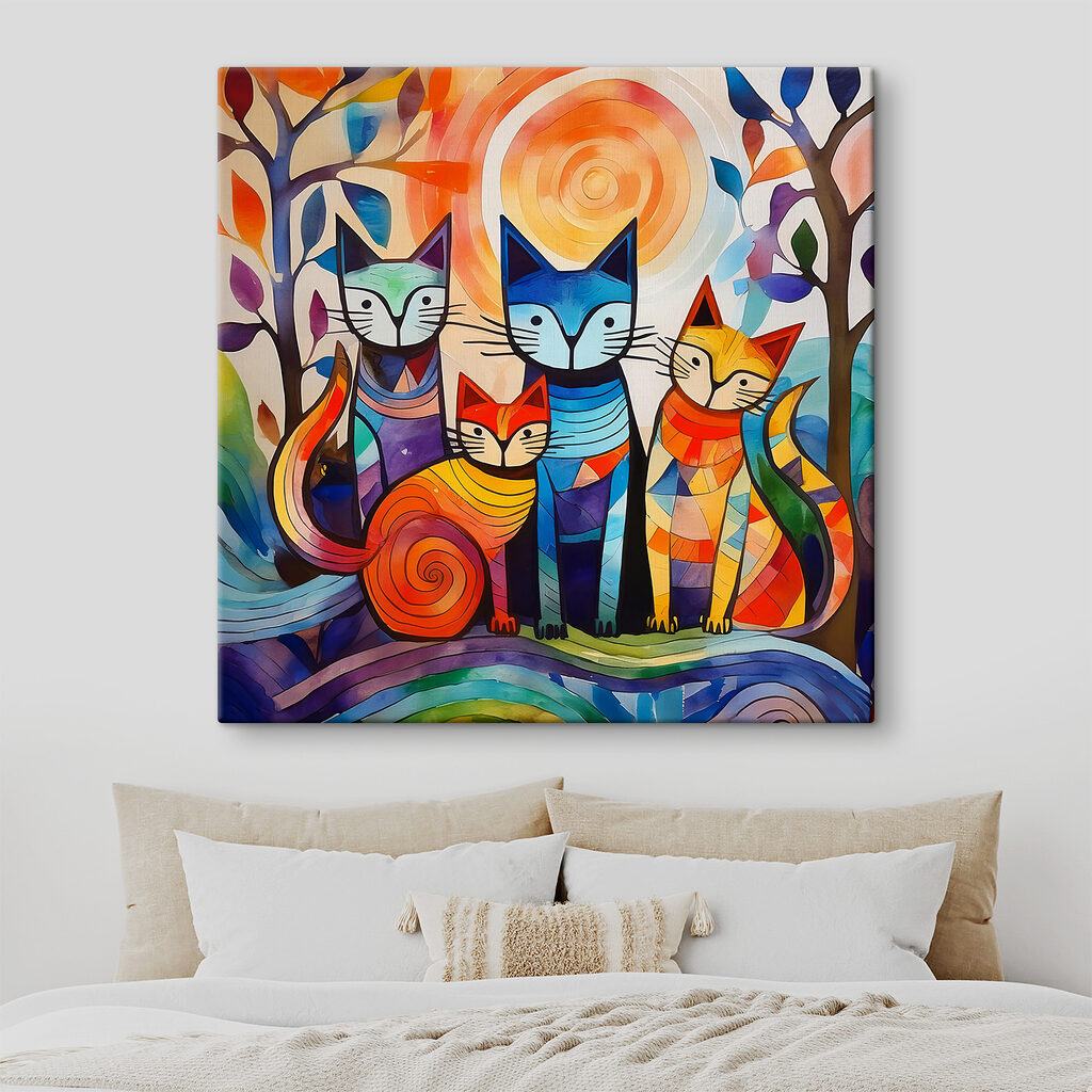 Vier Katzen unter Spiralen in einem Interieur