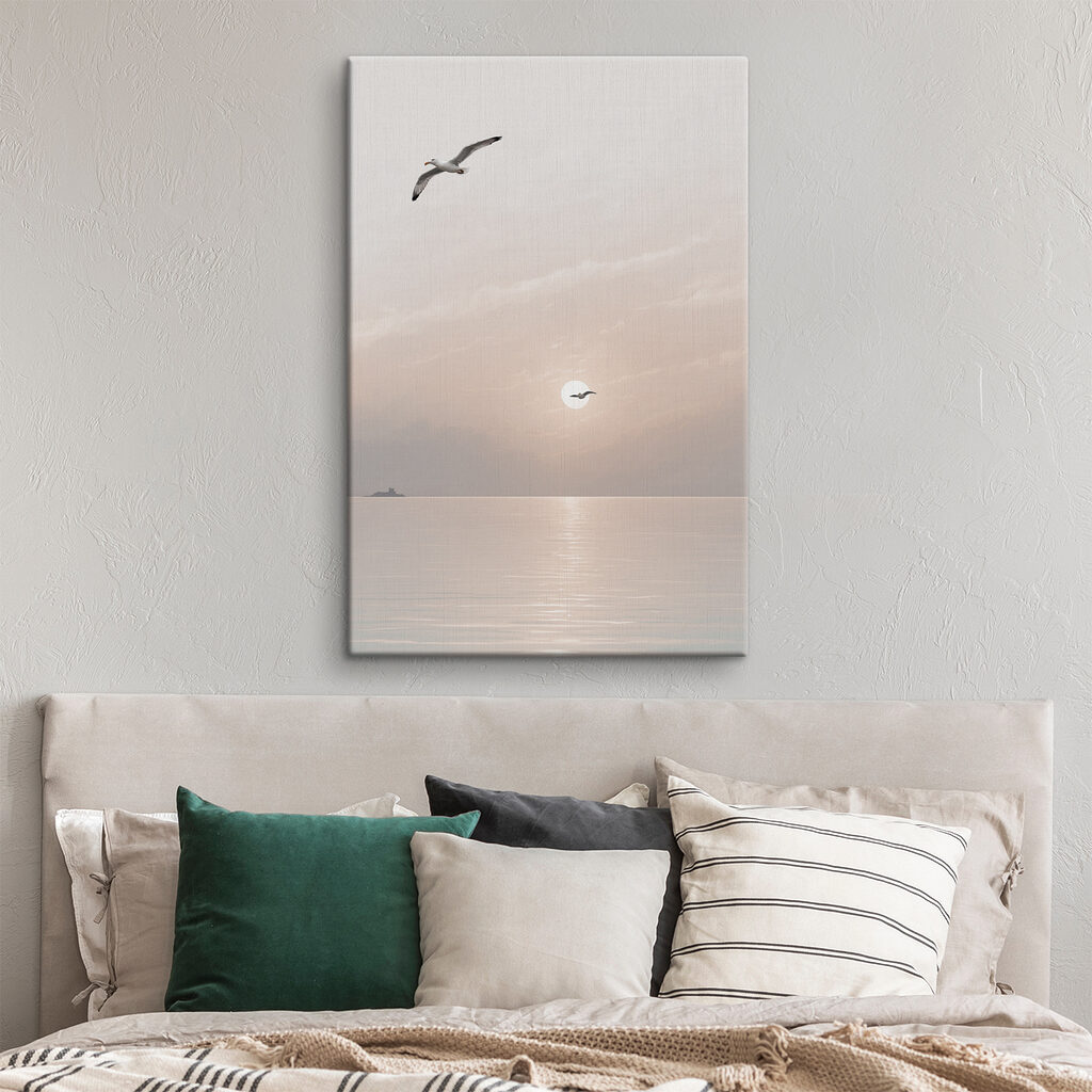 Möwen über stillem Abendwasser in einem Interieur