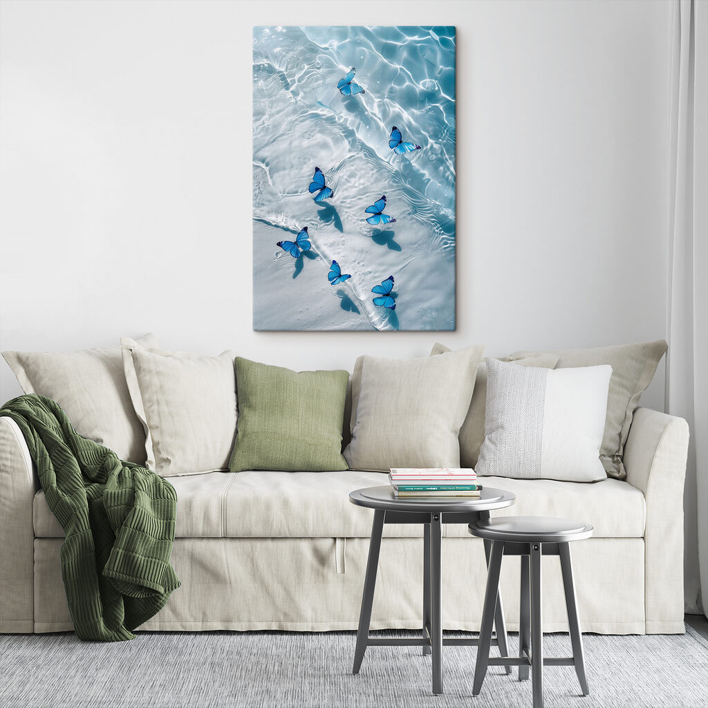 Blaue Schmetterlinge über Wasser in einem Interieur