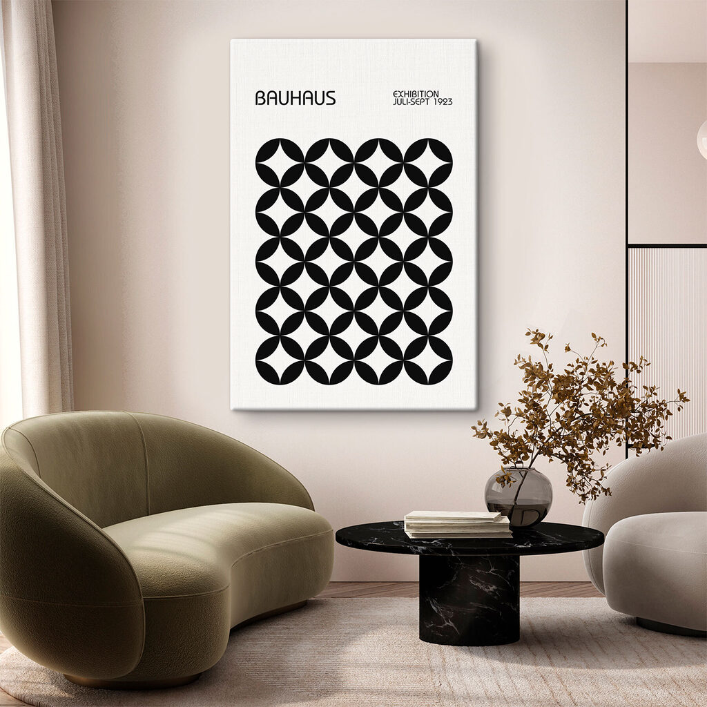 Bauhaus mit schwarzem Blütenmuster — Interieur 1