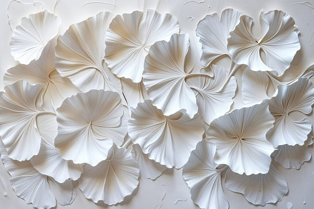 Ginkgoblätter in sanftem Weiß — ganzes Design