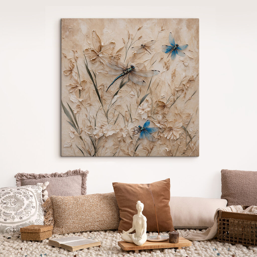 Libellen zwischen beigen Blüten in einem Interieur