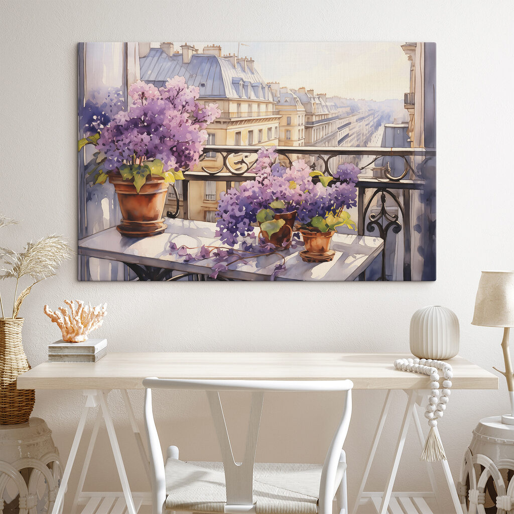 Balkon mit lila Blumen in einem Interieur