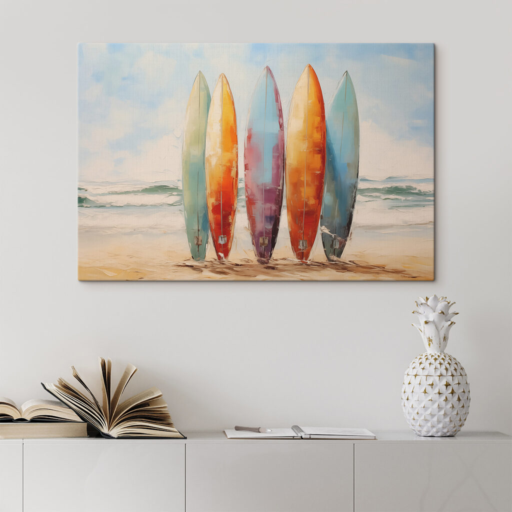 Surfbretter an sanfter Brandung in einem Interieur