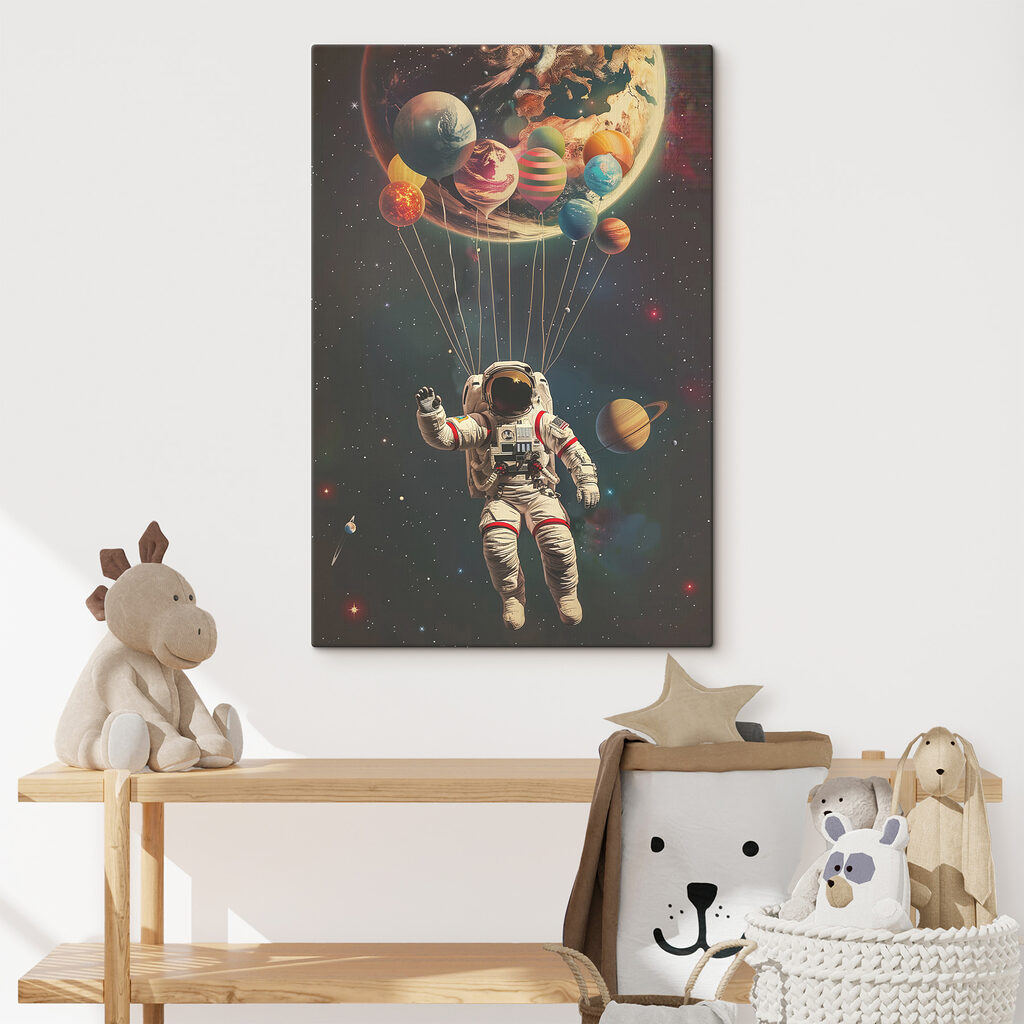 Astronaut mit Planetenballons in einem Interieur