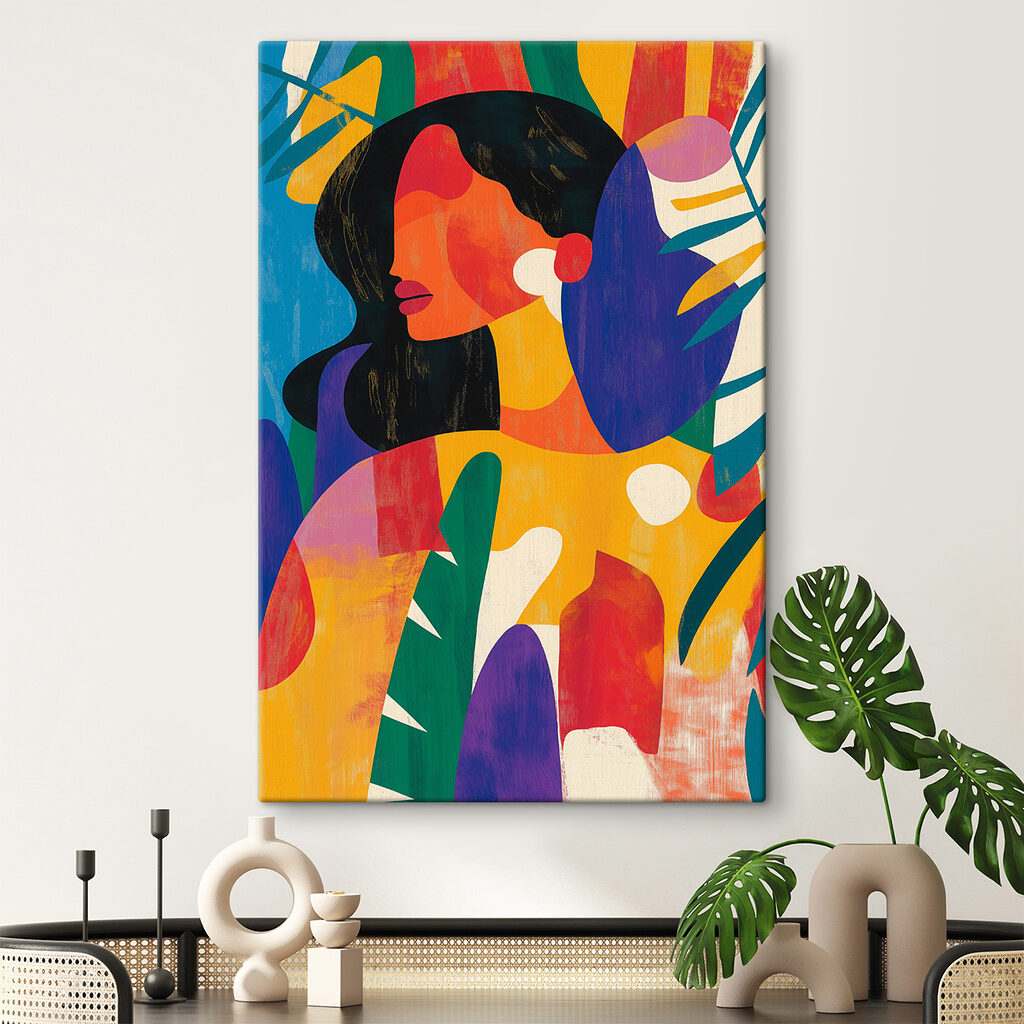 Frau in sonnigen Farbflächen in einem Interieur