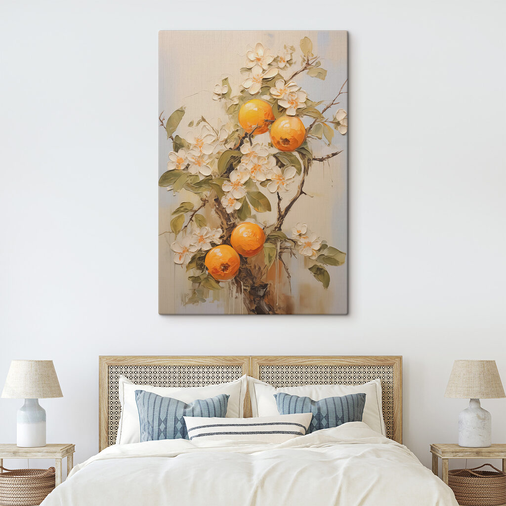 Orangen zwischen weißen Blüten in einem Interieur