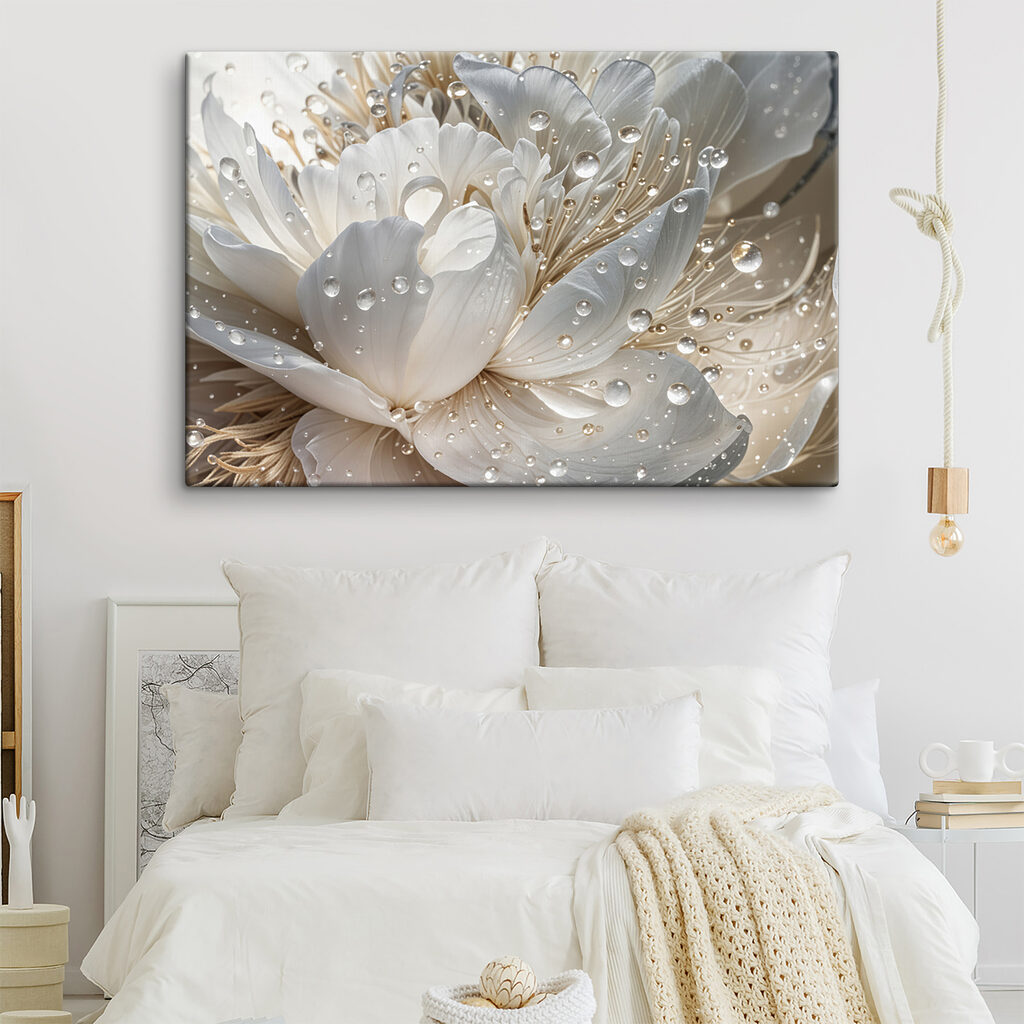 Weiße Blüte mit Glanztropfen in einem Interieur