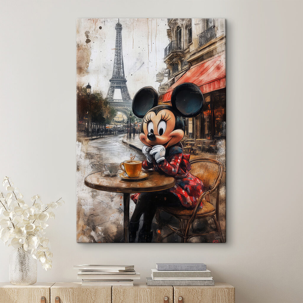 Mickey im Pariser Café in einem Interieur