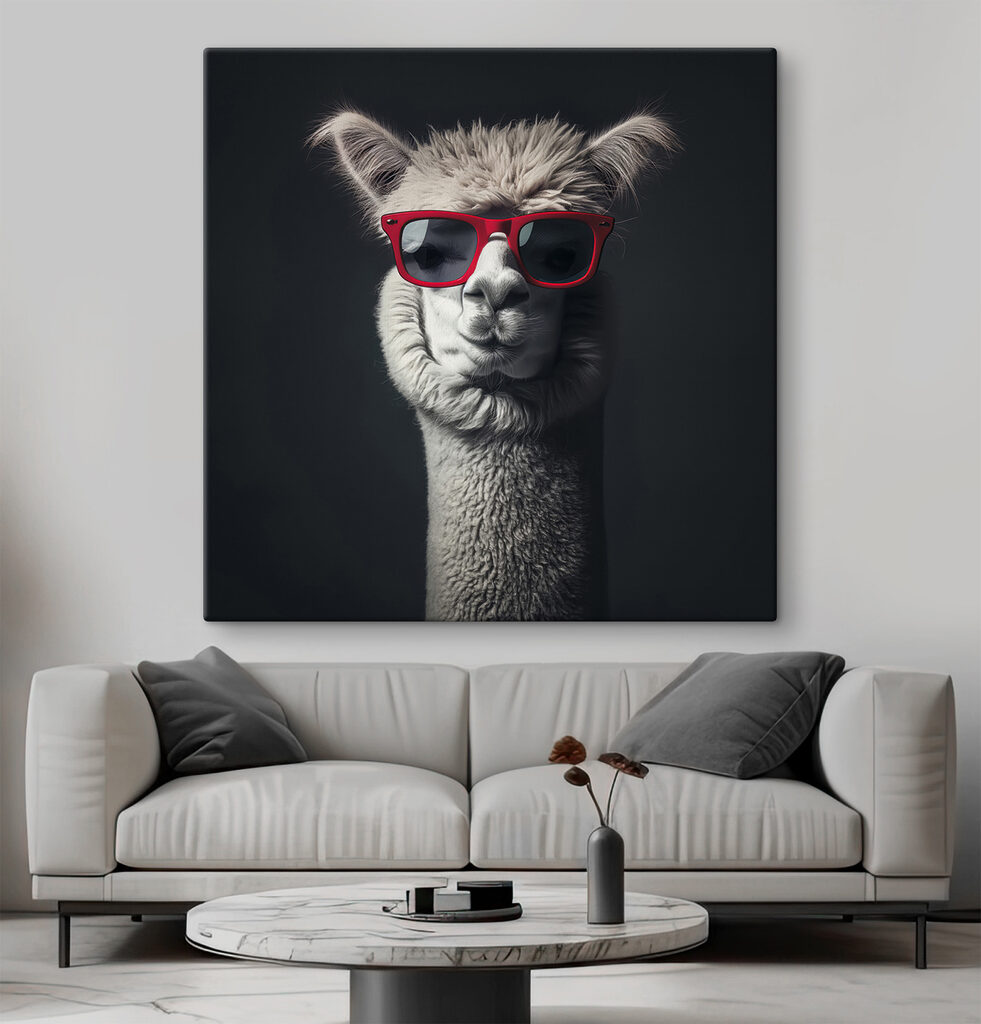 Lama mit roter Brille in einem Interieur