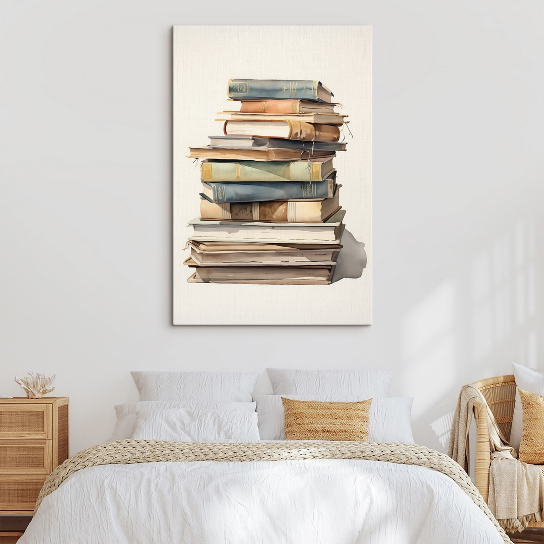 Ein Stapel alter Bücher in einem Interieur