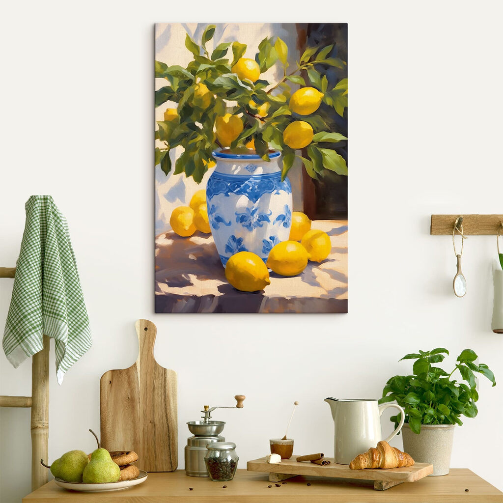 Zitronenzweig in blauer Ziervase in einem Interieur
