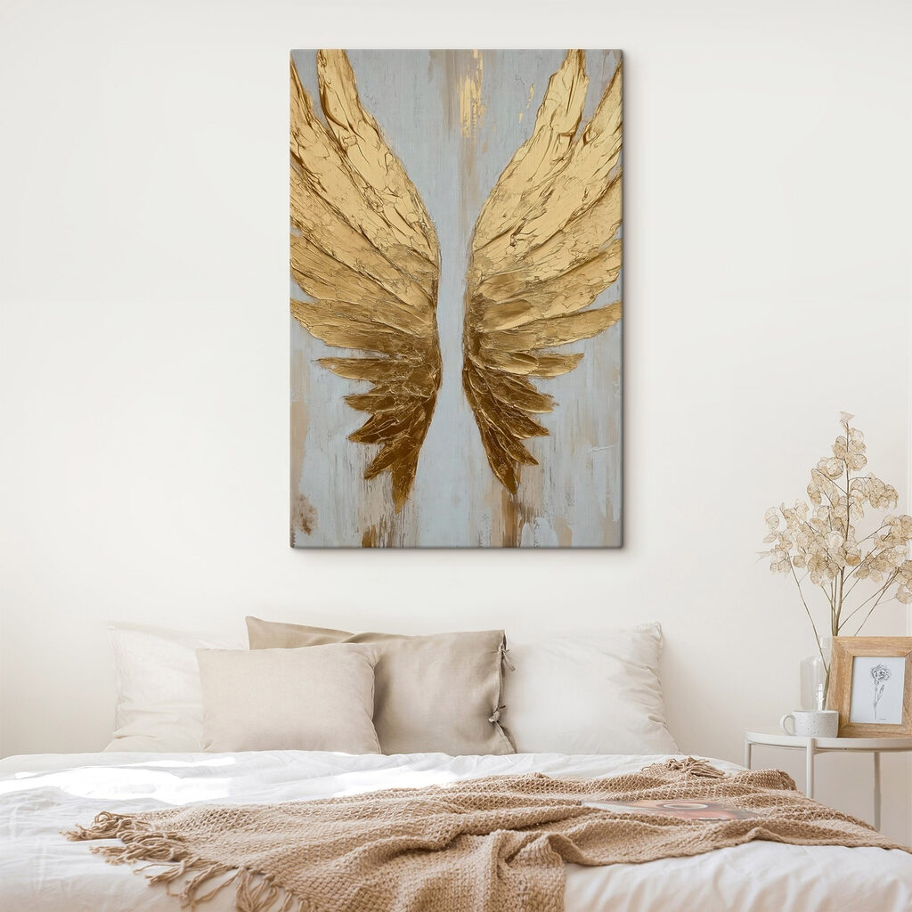 Goldene Flügel entfalten sich in einem Interieur