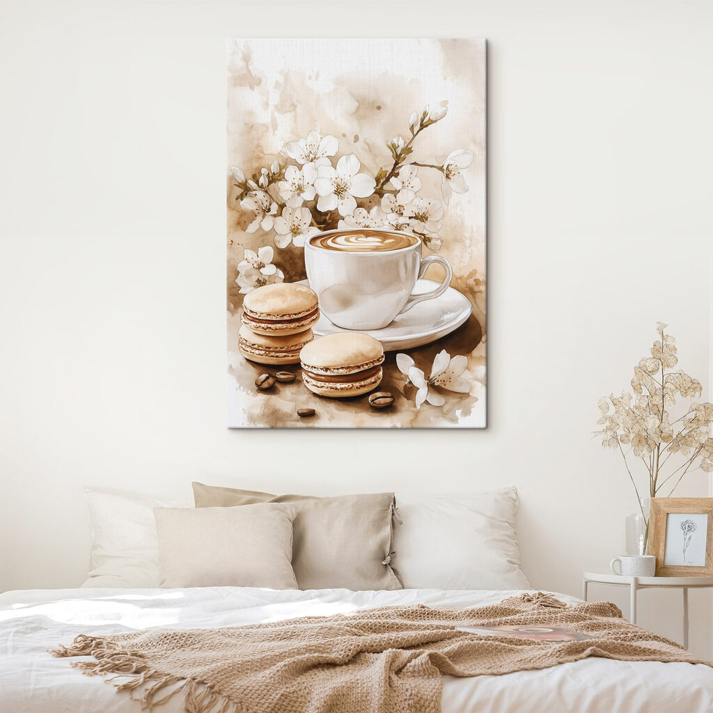 Zwei Macarons neben Kaffee in einem Interieur