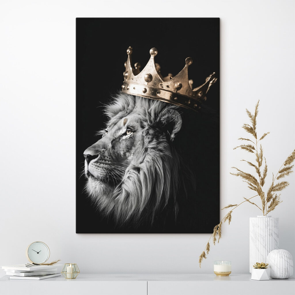 Löwe mit goldener Krone in einem Interieur