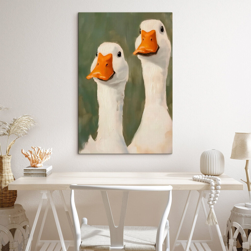 Zwei neugierige Gänse in einem Interieur