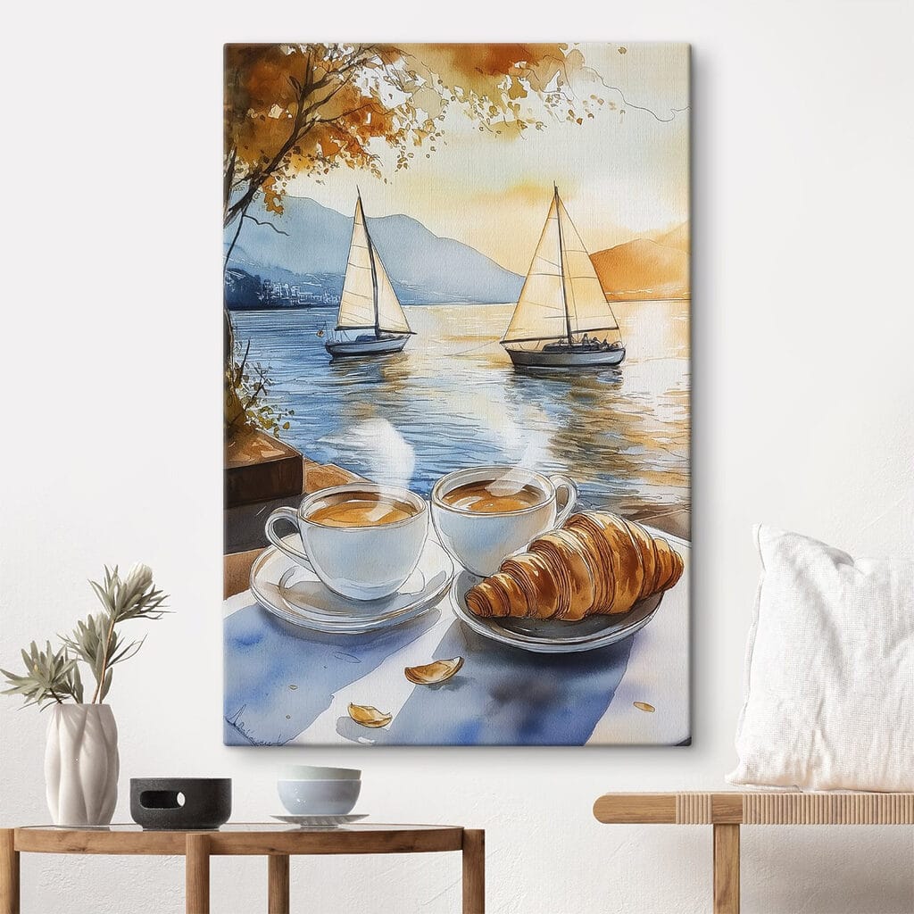 Croissant und zwei Segelboote in einem Interieur