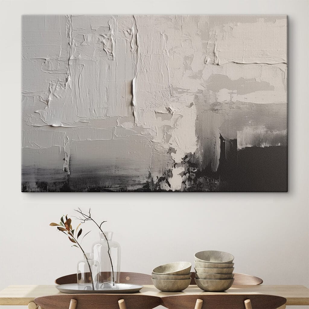 Cremeweiße Flächen über Grau in einem Interieur