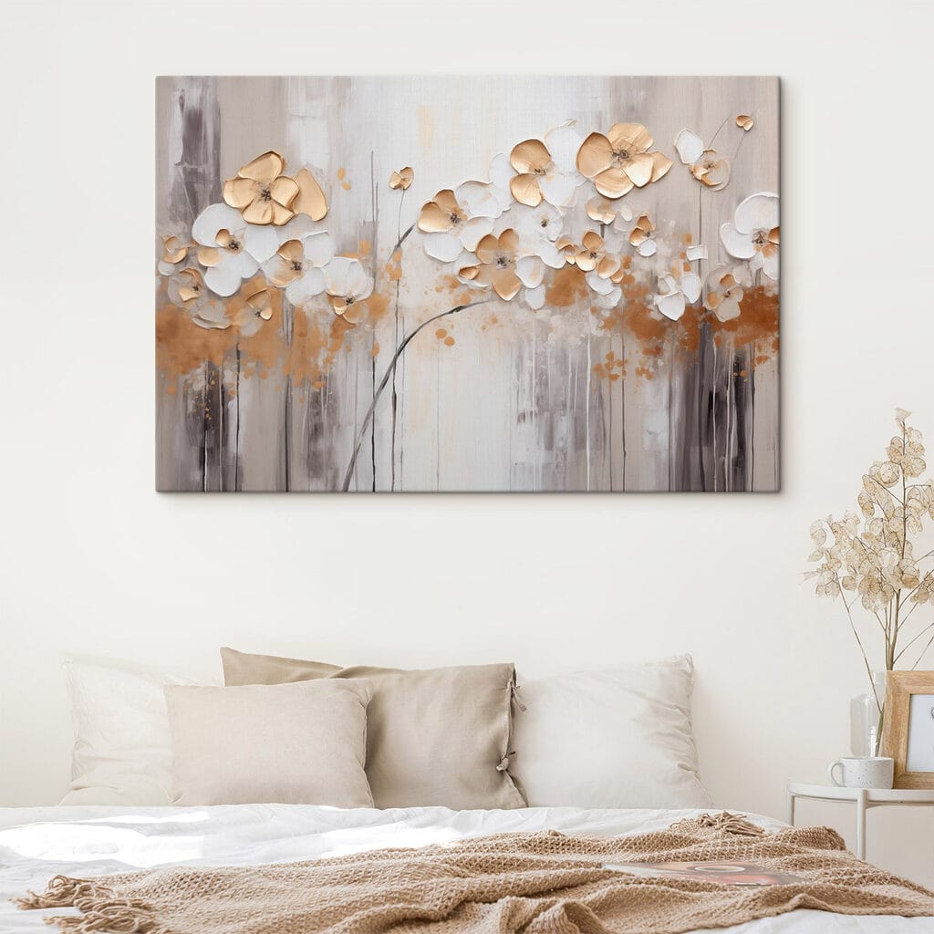 Weiße und goldene Blüten in einem Interieur