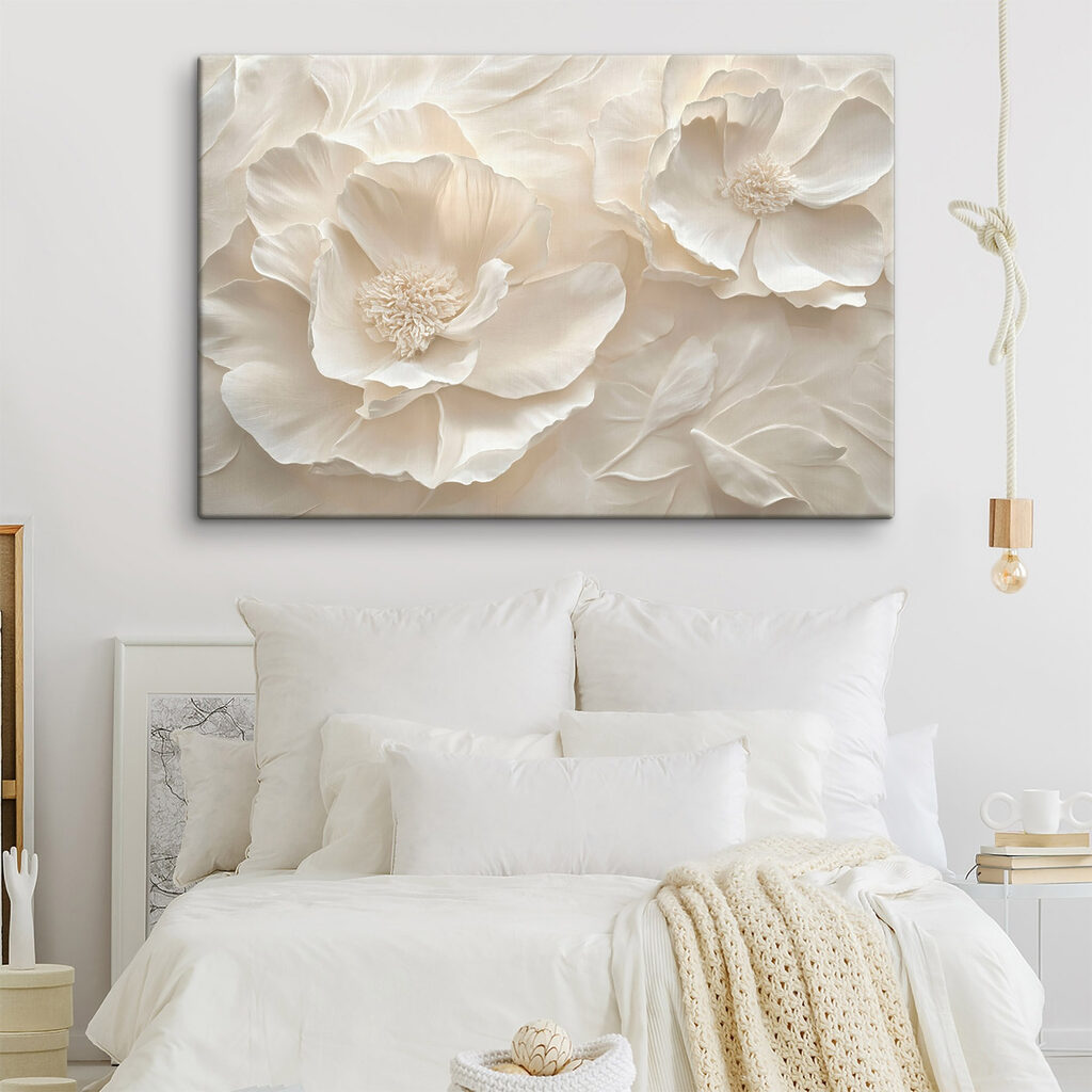Gewellte cremeweiße Blüten in einem Interieur