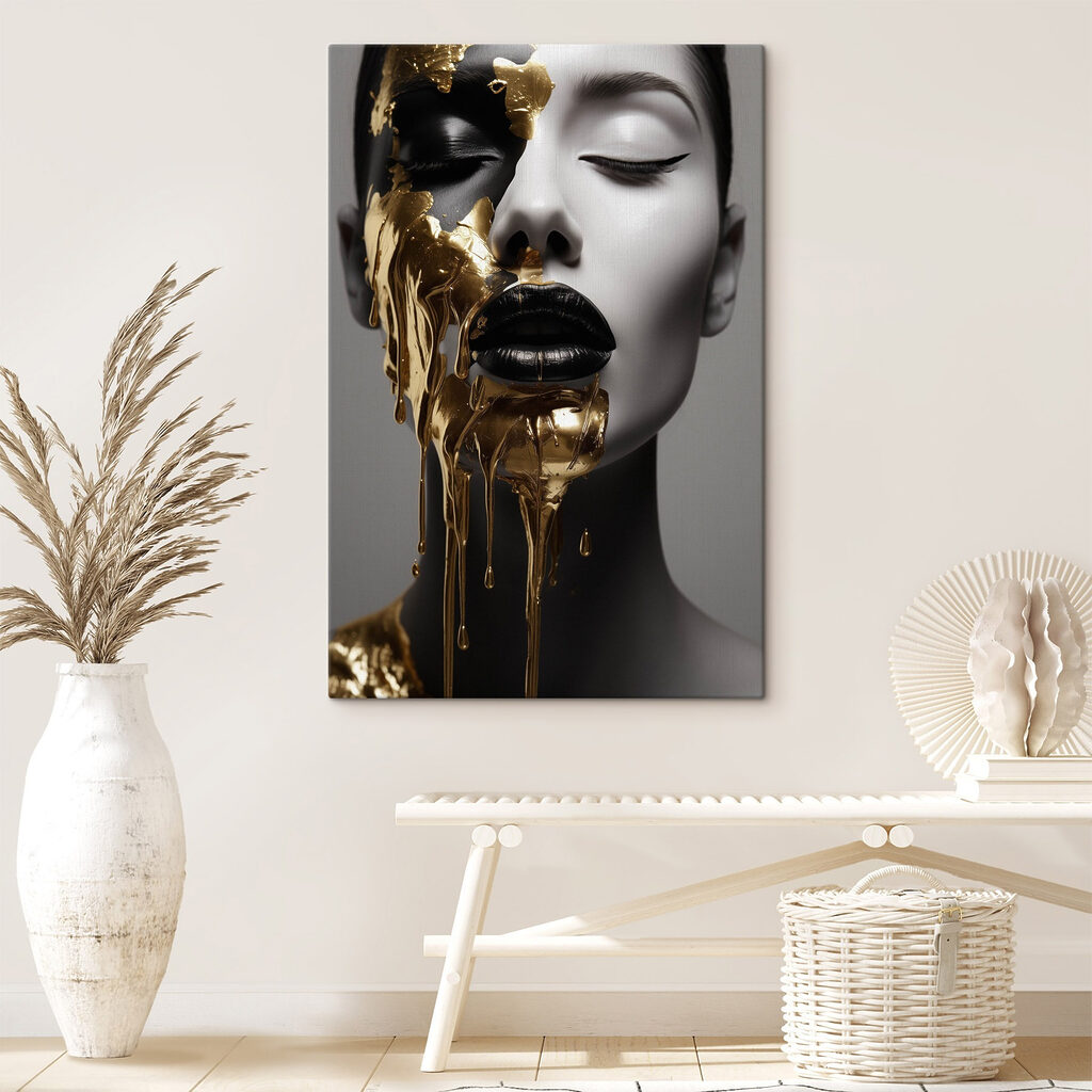 Gesicht mit Goldfarbe in einem Interieur