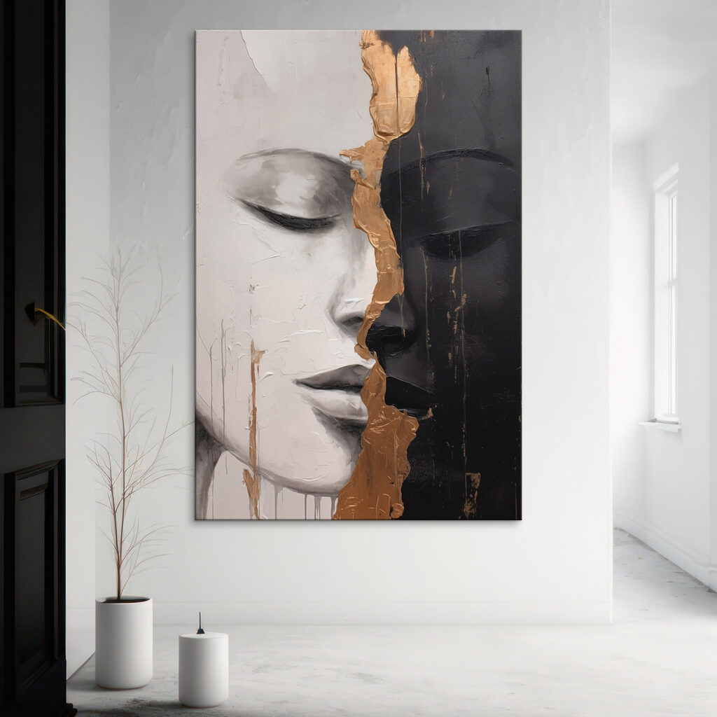 Zwei Gesichter mit Goldnaht in einem Interieur