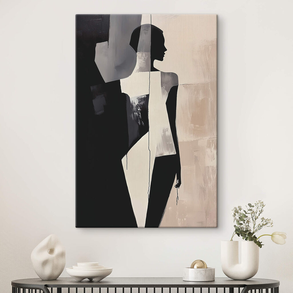 Frauensilhouette in ruhigen Flächen in einem Interieur